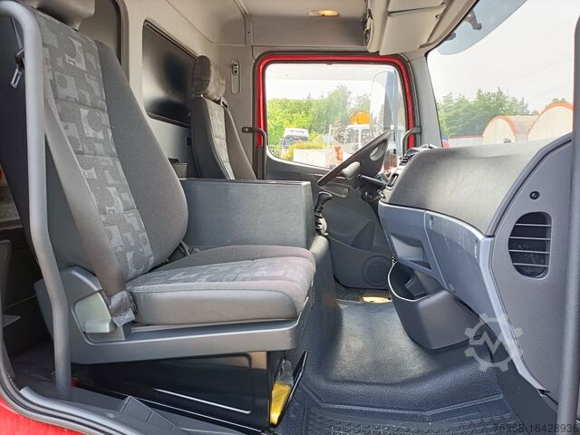 Plošinový nákladní automobil s plachtou a zadními dveřmi Mercedes-Benz ATEGO 816
