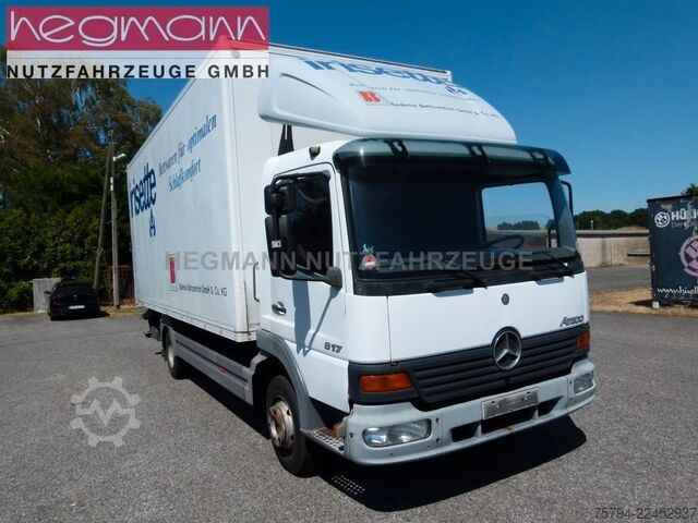 Autocarro con pianale e telone MERCEDES-BENZ Atego 817, Alu-Koffer LBW, AHK, DE.