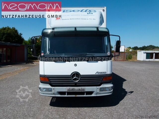 Autocarro con pianale e telone MERCEDES-BENZ Atego 817, Alu-Koffer LBW, AHK, DE.