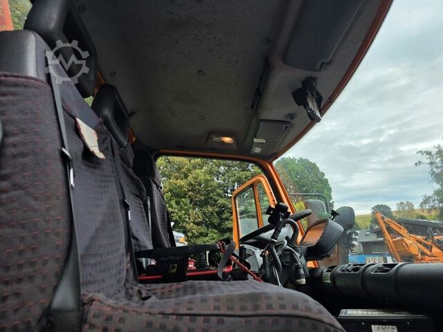 Outro UNIMOG U 500 3-Seiten-Kipper mit Kran PK 9501