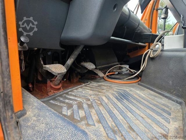 Outro UNIMOG U 500 3-Seiten-Kipper mit Kran PK 9501