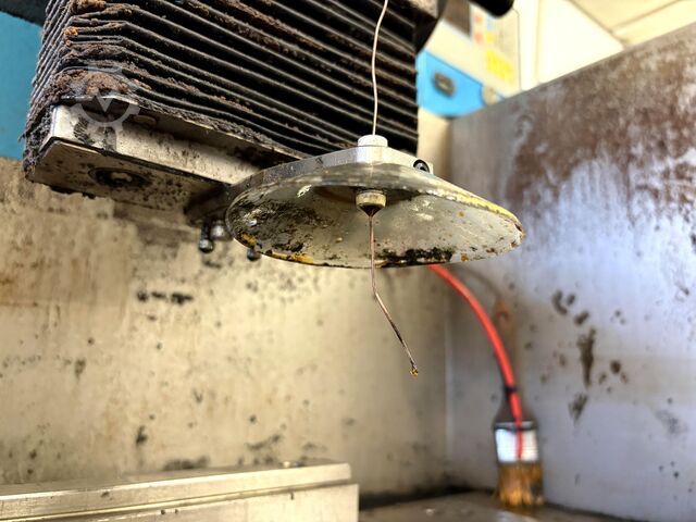 Mașină EDM pentru găurirea orificiilor MADRA BT-2