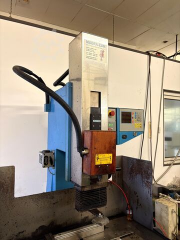 Mașină EDM pentru găurirea orificiilor MADRA BT-2