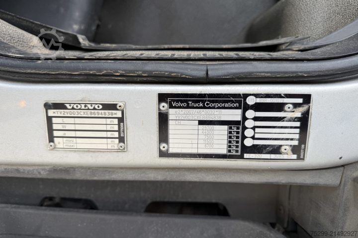 Lastbilsmonterad kran Volvo FE-320 6x2R Fassi 235 5-Fach