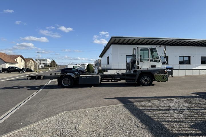 Lastbilchassi  YT222 4x2 Chassis-Kabine / Swiss-Vehicle