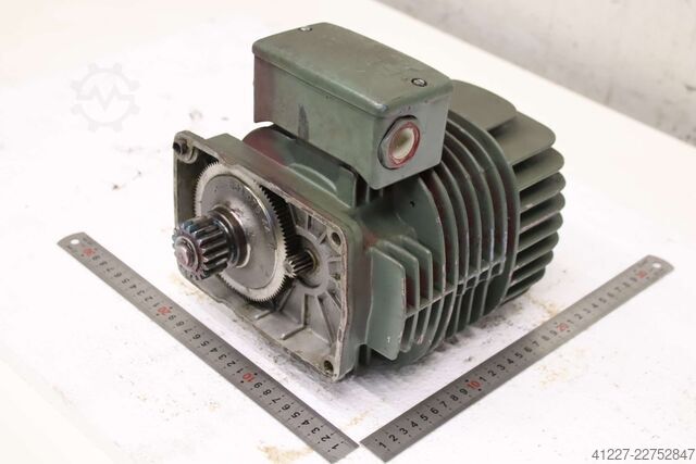 Gearmotor 0,07/0,27 kW 680/2900 o/min Mannesmann Demag 13/6 PF 8/2