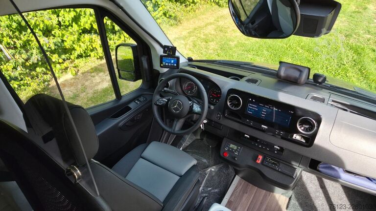 Minibus MERCEDES-BENZ 519 Sunset S 4 Ferqui Lagerfahrzeug Stock