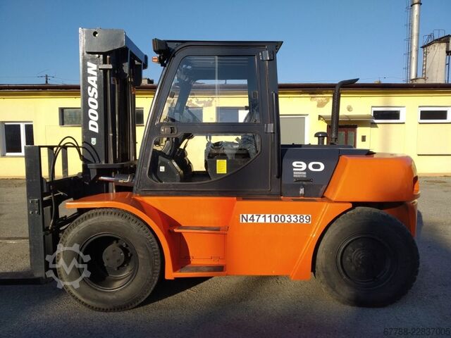 Čtyřkolový vysokozdvižný vozík DOOSAN D90S-5 / 9 ton
