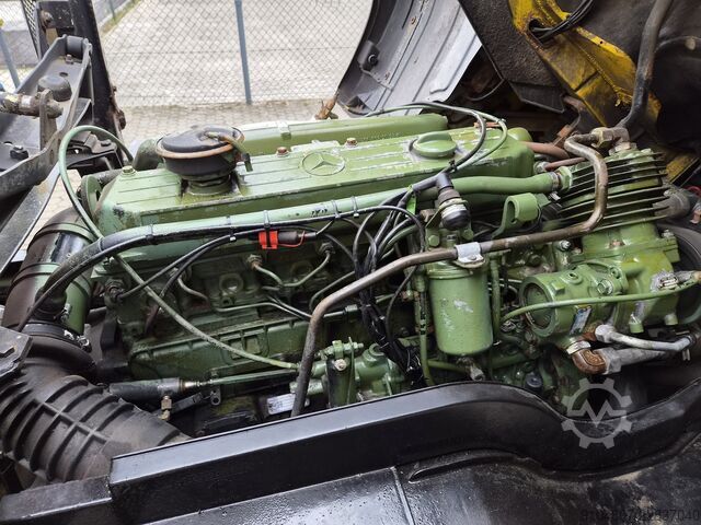 Autószállító vontató Mercedes-Benz 817L Afspeepwagen Hydr plateau hydr lier