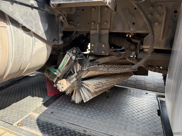 Veegmachine SCANIA G230 Kehrmaschine SCARAB Magnum