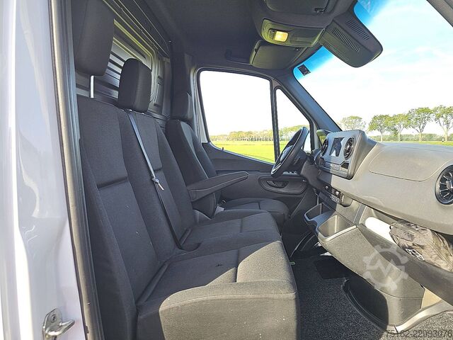 MERCEDES-BENZ SPRINTER 317 L2H2 RWD Automaat Mbux Camera 3 Zits Airco Apple Carplay Euro6 170 PK! MERCEDES-BENZ SPRINTER 317 L2H2 RWD Automaat Mbux Camera 3 Zi...