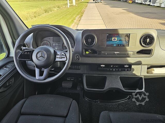 MERCEDES-BENZ SPRINTER 317 L2H2 RWD Automaat Mbux Camera 3 Zits Airco Apple Carplay Euro6 170 PK! MERCEDES-BENZ SPRINTER 317 L2H2 RWD Automaat Mbux Camera 3 Zi...
