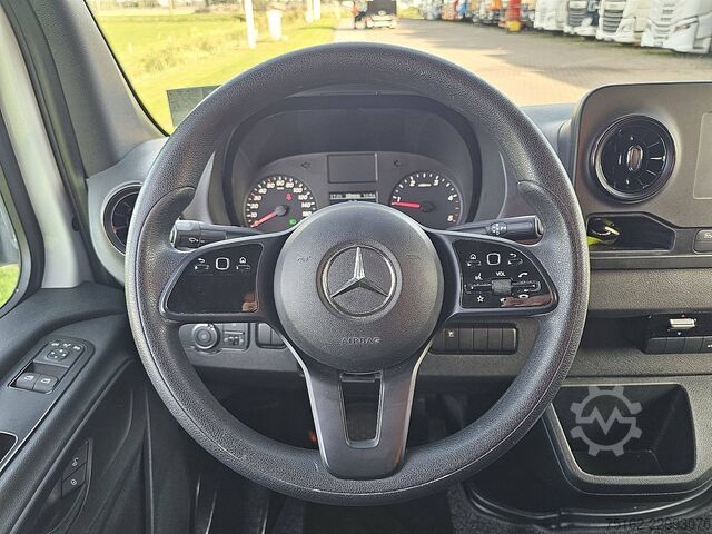 MERCEDES-BENZ SPRINTER 317 L2H2 RWD Automaat Mbux Camera 3 Zits Airco Apple Carplay Euro6 170 PK! MERCEDES-BENZ SPRINTER 317 L2H2 RWD Automaat Mbux Camera 3 Zi...
