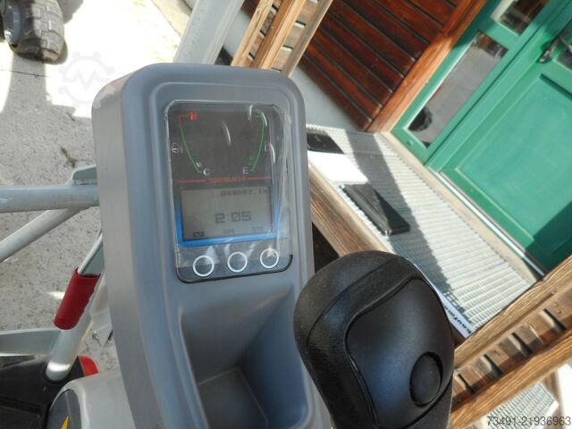 Minikoparka Takeuchi TB 217R ( 1.680kg )