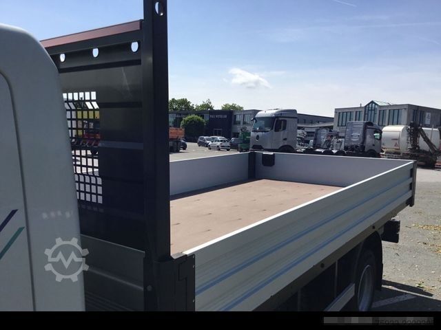 Pick-up dodávka FUSO eCanter 7C18e M-Batterie Pritschenaufbau / LED