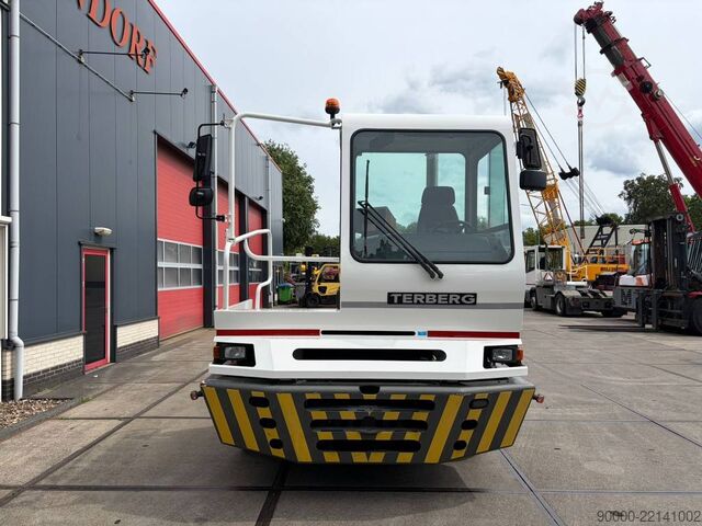 Terminál traktor Terberg YT222