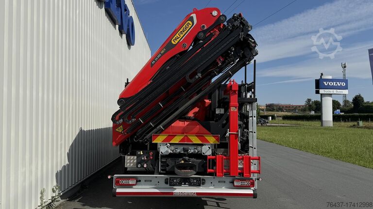 Sklápěč s jeřábem Volvo FM