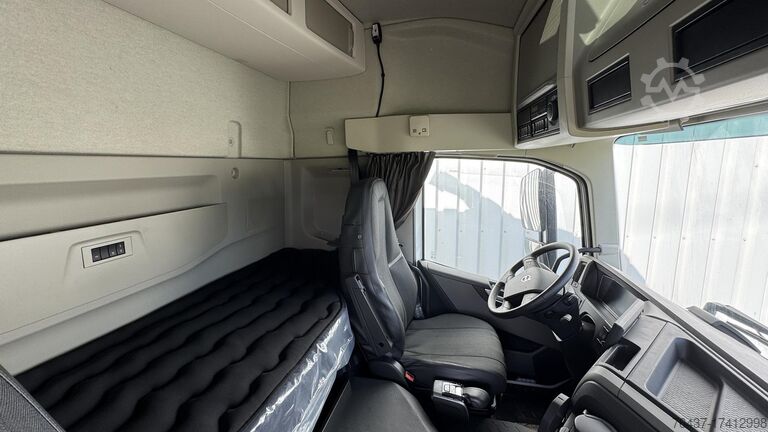 Sklápěč s jeřábem Volvo FM