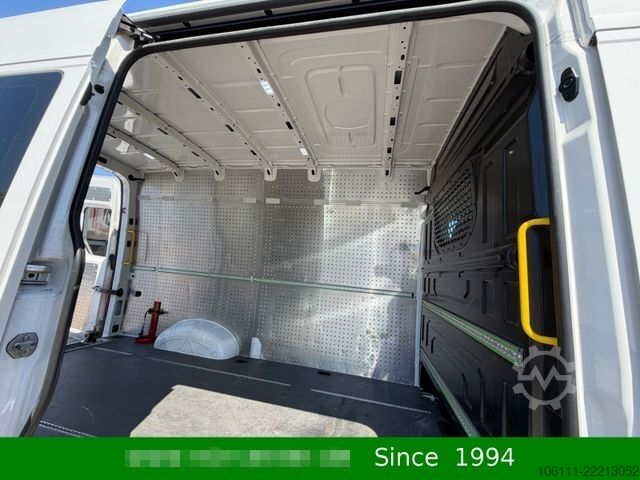 Minibus VOLKSWAGEN Crafter 35 L2H2 RWD pe AHK,3,5t