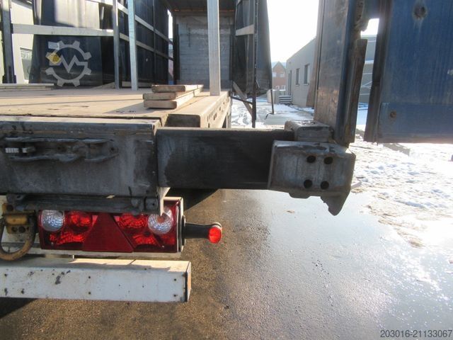 Auflieger mit Pritsche & Plane SCHMITZ CARGOBULL MegaVarios verbreiterbar/auskurbelbar 70% Reifen