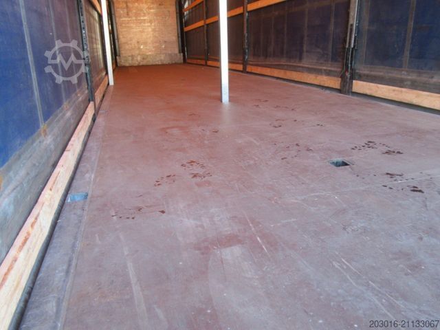 Auflieger mit Pritsche & Plane SCHMITZ CARGOBULL MegaVarios verbreiterbar/auskurbelbar 70% Reifen