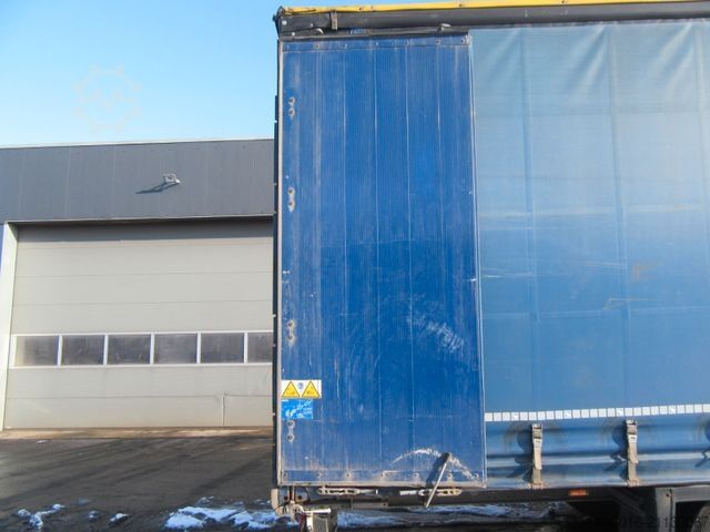 Auflieger mit Pritsche & Plane SCHMITZ CARGOBULL MegaVarios verbreiterbar/auskurbelbar 70% Reifen