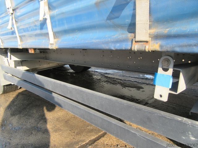 Auflieger mit Pritsche & Plane SCHMITZ CARGOBULL MegaVarios verbreiterbar/auskurbelbar 70% Reifen