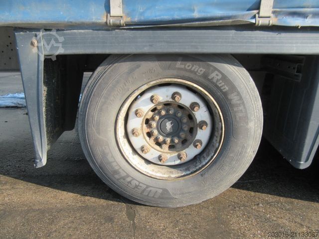 Auflieger mit Pritsche & Plane SCHMITZ CARGOBULL MegaVarios verbreiterbar/auskurbelbar 70% Reifen