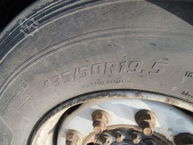 Auflieger mit Pritsche & Plane SCHMITZ CARGOBULL MegaVarios verbreiterbar/auskurbelbar 70% Reifen