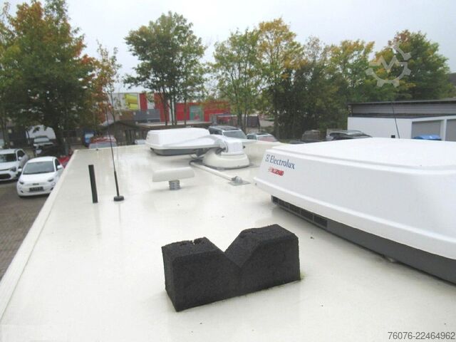 Box truck MERCEDES-BENZ 917 A 4x4 Allrad Einzelbereift 6m Koffer Klima