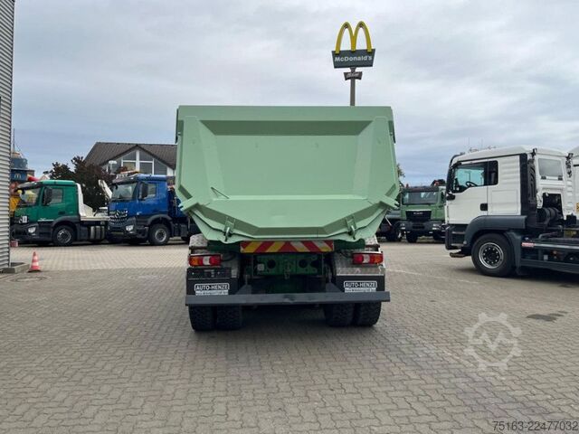 Tipvogn MERCEDES-BENZ Arocs 3243 8x4 4 Achs Muldenkipper 18 m³, deutsc