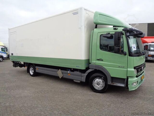 Bőrönd Mercedes-Benz Atego 822 + Euro 5 + Dhollandia lift