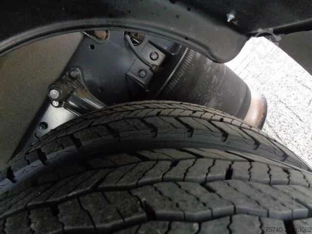 Gesloten bak Mercedes-Benz Atego 822 + Euro 5 + Dhollandia lift