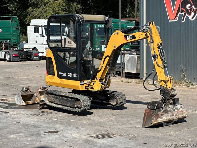Μίνι εκσκαφέας CATERPILLAR 301.8C Gummikette / 2 Löffel / Schwenkschaufel