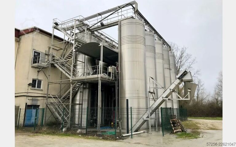 Lagertank 90m³ stainless steel tank with heating and a robust funnel