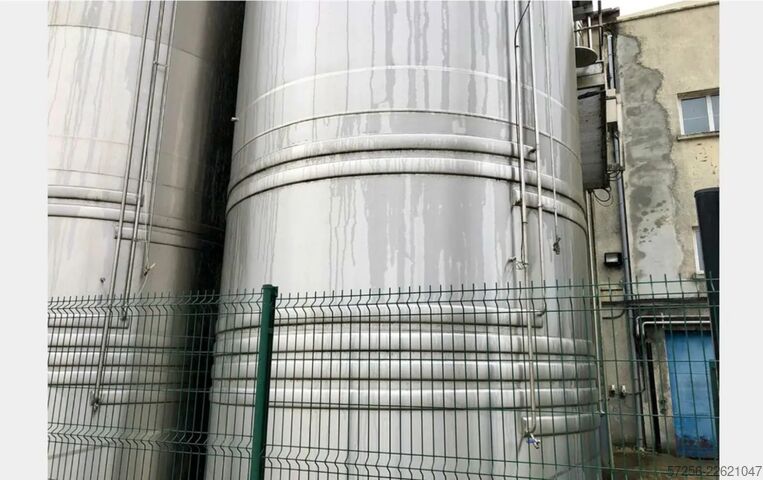 Lagertank 90m³ stainless steel tank with heating and a robust funnel