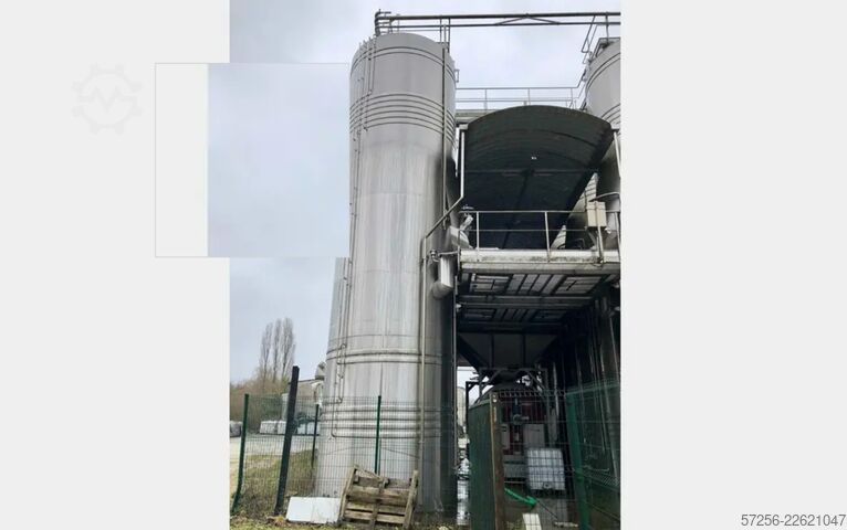 Lagertank 90m³ stainless steel tank with heating and a robust funnel