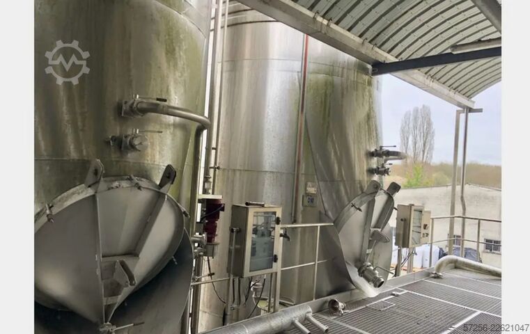 Lagertank 90m³ stainless steel tank with heating and a robust funnel
