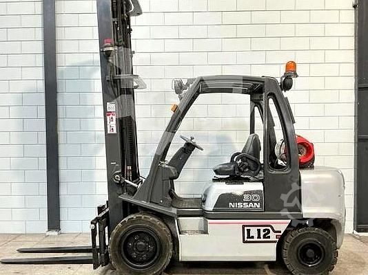 περονοφόρο ανυψωτικό Nissan UGD 02 A 30 PQ