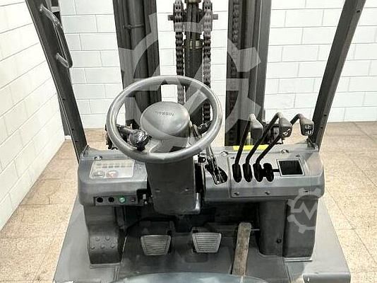 περονοφόρο ανυψωτικό Nissan UGD 02 A 30 PQ
