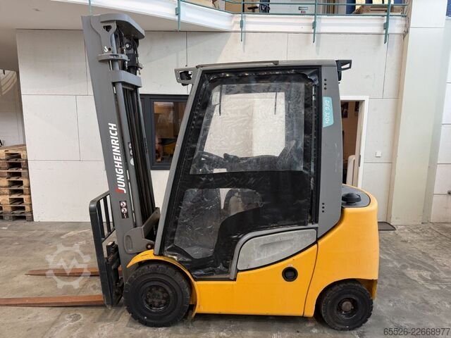 Dieseltruck Jungheinrich DFG 320 S / Halbkabine / 878 Std.