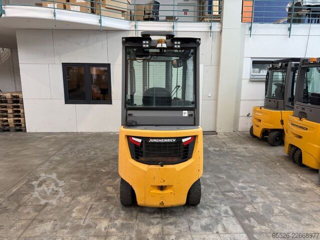 Dieseltruck Jungheinrich DFG 320 S / Halbkabine / 878 Std.