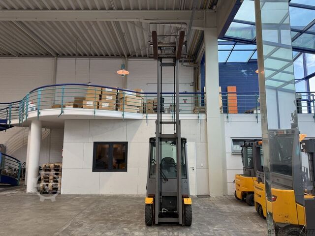 Dieseltruck Jungheinrich DFG 320 S / Halbkabine / 878 Std.