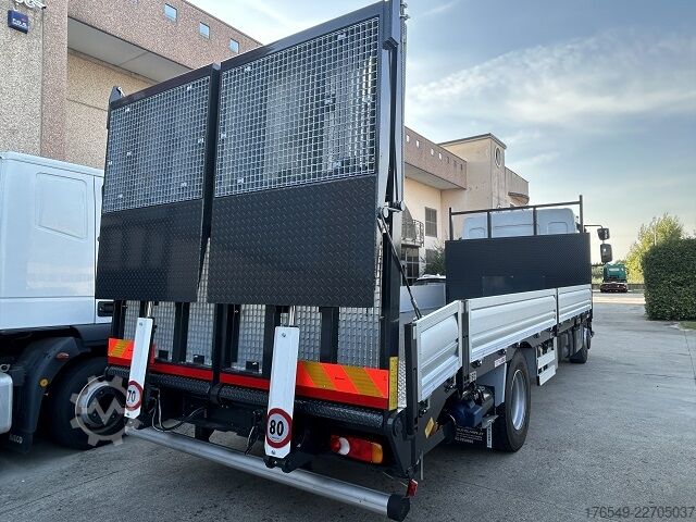 Laadplatform met oprijplaten voor voertuigtransport Renault D16-240