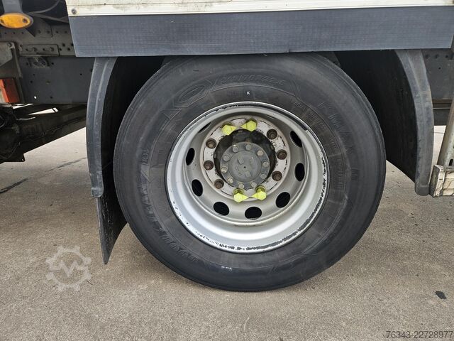 Vrachtwagen met bakwagen DAF LF 320 FA