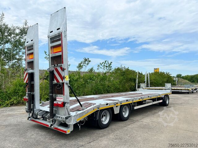 Reboque com plataforma rebaixada Möslein T 3-9,20 F  3 Achs Tieflader mit gerader Ladefläche 9 m, Neufahrzeug