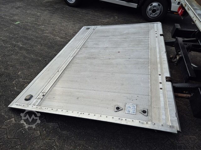 Vrachtwagen met bakwagen Fuso Canter 7C18 Aut., Koffer LBW AHK