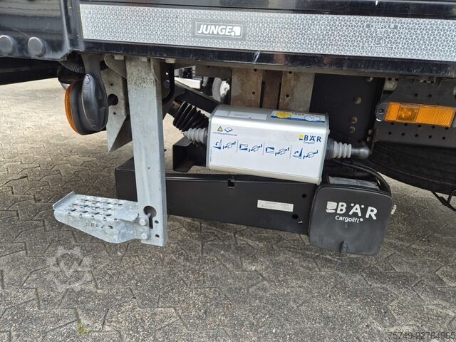 Vrachtwagen met bakwagen Fuso Canter 7C18 Aut., Koffer LBW AHK