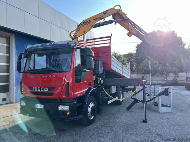 Caminhão basculante de três vias com guindaste Iveco Eurocargo 140e25