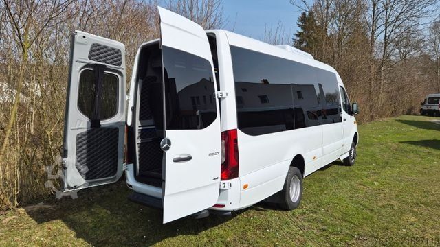 Minibus MERCEDES-BENZ 519  Allrad 4 x 4 Lagerfahrzeug Stock 20 Sitzer